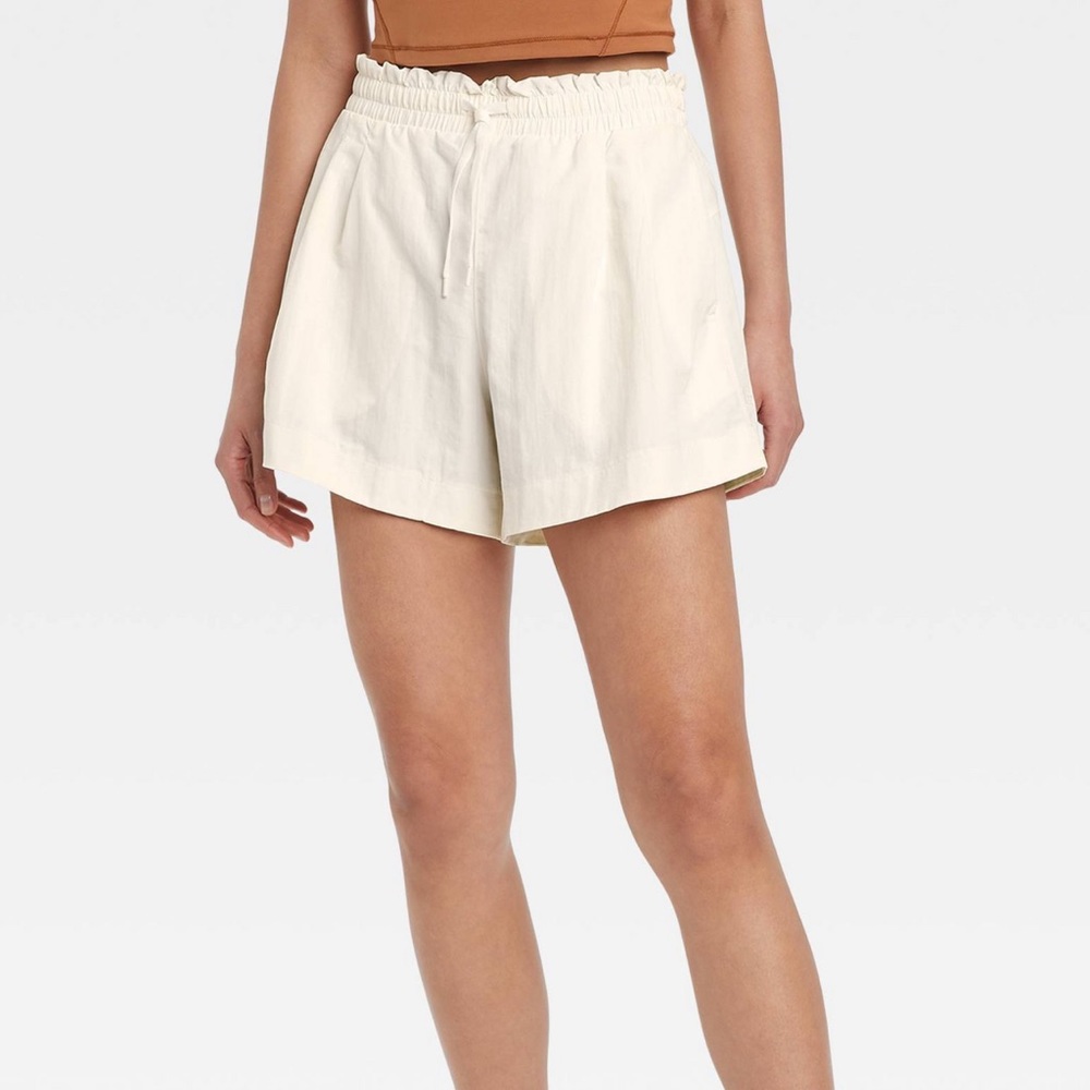 Women’s drawstring high rise shorts.